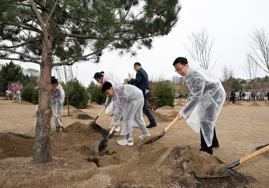 Xi planta árboles en Beijing y pide más esfuerzos de forestación para desarrollo verde y construcción de China hermosa