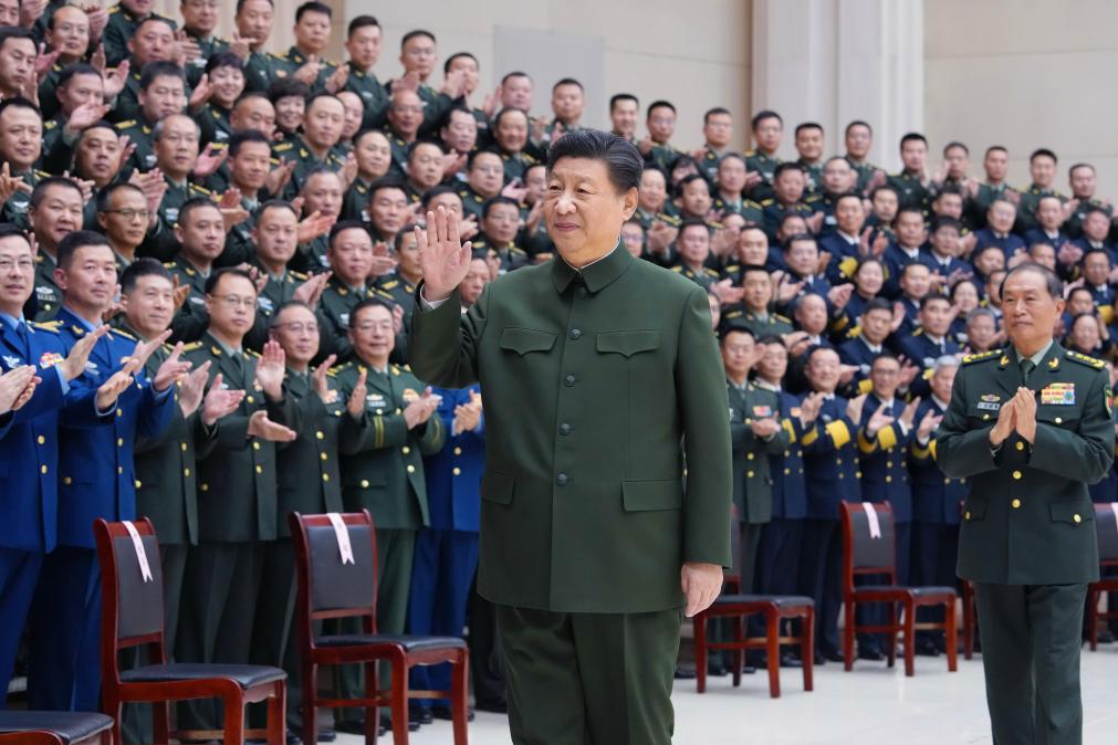 Xi inspecciona tropas emplazadas en Tianjin y extiende saludo festivo a todos los militares