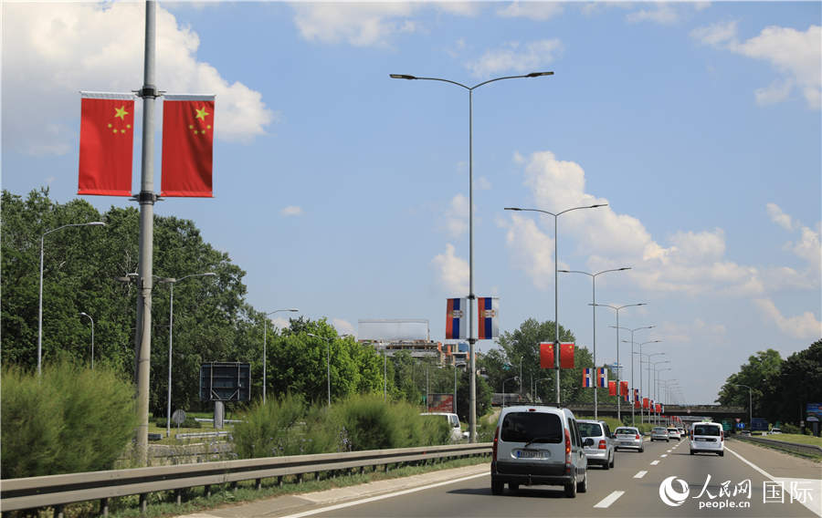 ?Sean bienvenidos, distinguidos amigos chinos! Banderas chinas y lemas de bienvenida se exhiben en muchos lugares de Serbia