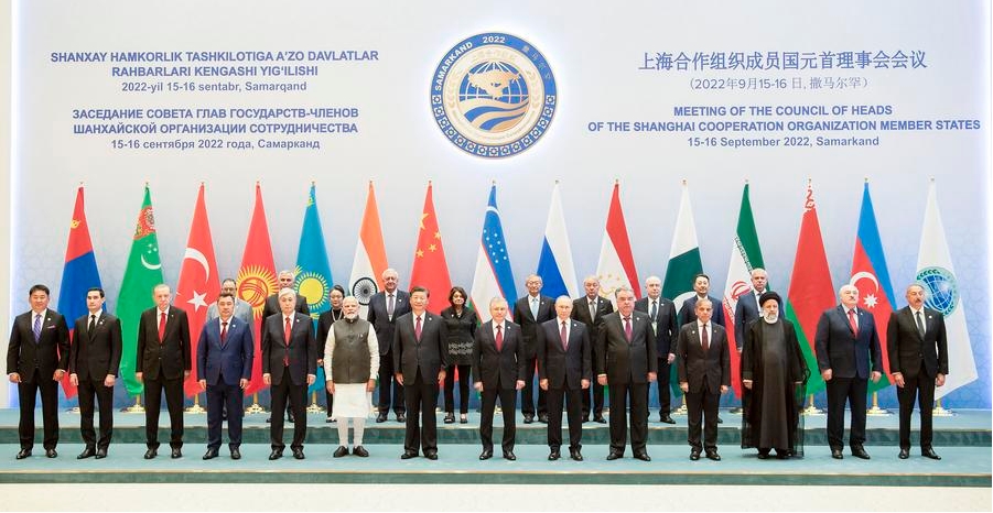 El presidente chino, Xi Jinping (7-i-frente), posa para una foto grupal con otros líderes e invitados antes de la 22a reunión del Consejo de Jefes de Estado de la Organización de Cooperación de Shanghai (OCS) en Samarcanda, Uzbekistán, el 16 de septiembre de 2022. (Xinhua/Li Tao)