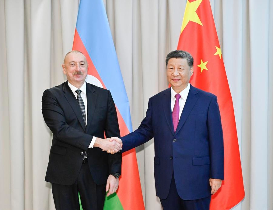 El presidente chino, Xi Jinping (d), se reúne con su homólogo azerbaiyano, Ilham Aliyev, previo a la 24a Reunión del Consejo de Jefes de Estado de la Organización de Cooperación de Shanghai (OCS) en Astaná, Kazajistán, el 3 de julio de 2024. (Xinhua/Yue Yuewei)