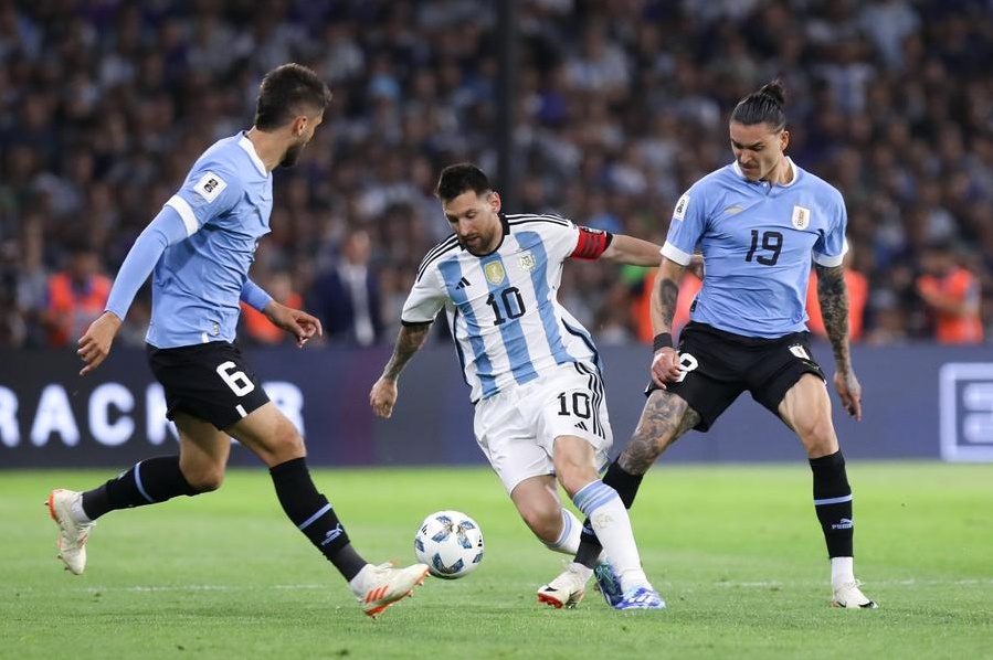 Imagen del 16 de noviembre de 2023 del jugador Lionel Messi (c), de Argentina, disputando el balón con Darwin Nu?ez Ribeiro (d) y Rodrigo Betancur (i), de Uruguay, durante el partido correspondiente a la quinta fecha de las Eliminatorias Sudamericanas para el Mundial de Estados Unidos, México y Canadá 2026, celebrado en el estadio Alberto J. Armando, en la ciudad de Buenos Aires, Argentina. (Xinhua/Martín Zabala)