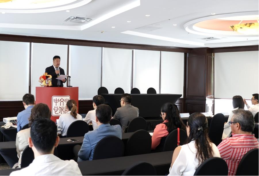 Imagen del 3 de septiembre de 2024 del director del Centro Cultural de China en México, Shi Yuewen (atrás), hablando durante el seminario "?Hola! China", en la Ciudad de México, capital de México. (Xinhua/Francisco Ca?edo)