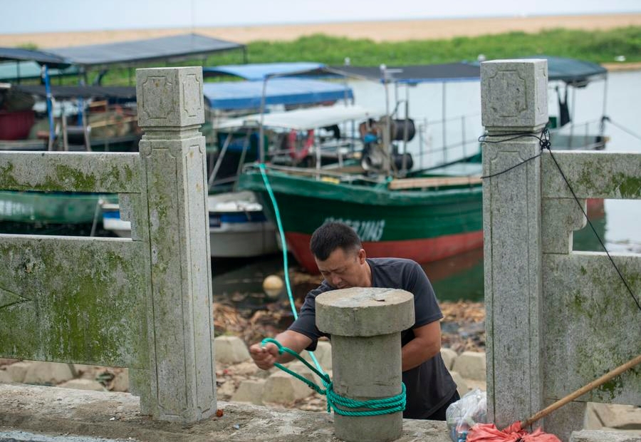 Un pescador sujeta un barco pesquero en el poblado de Boao, de la provincia sure?a china de Hainan, el 5 de septiembre de 2024. La Oficina Estatal de Control de Inundaciones y Alivio de Sequías elevó su protocolo de respuesta de emergencia para la prevención de inundaciones y tifones del nivel III al II en las provincias de Guangdong y Hainan a las 15:00 horas del jueves, ante la proximidad del tifón Yagi. (Xinhua/Meng Zhongde)