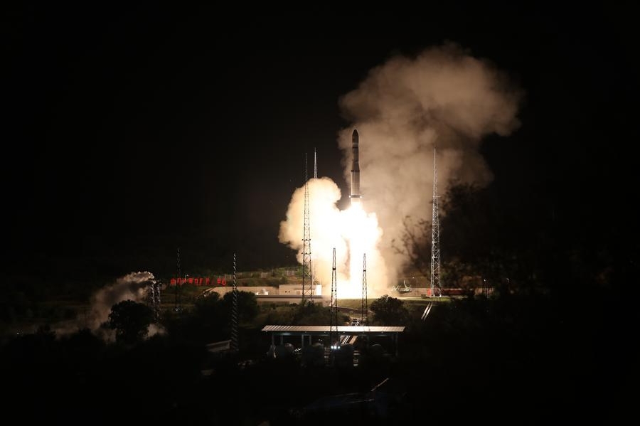 Un cohete portador Gran Marcha-6, con un grupo de diez satélites comerciales a bordo, despega desde el Centro de Lanzamiento de Satélites de Taiyuan, en la provincia septentrional china de Shanxi, el 6 de septiembre de 2024. (Xinhua/An Di)