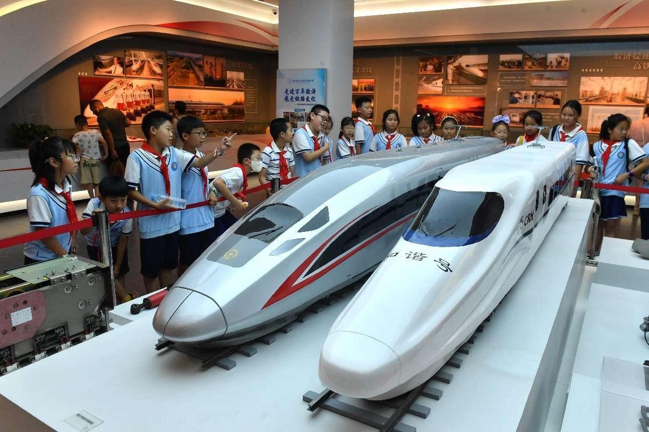 Estudiantes de primaria observan modelos de trenes de alta velocidad en un museo ferroviario de Qingdao, provincia oriental china de Shandong. (Foto de Wang Haibin/Diario del Pueblo digital)