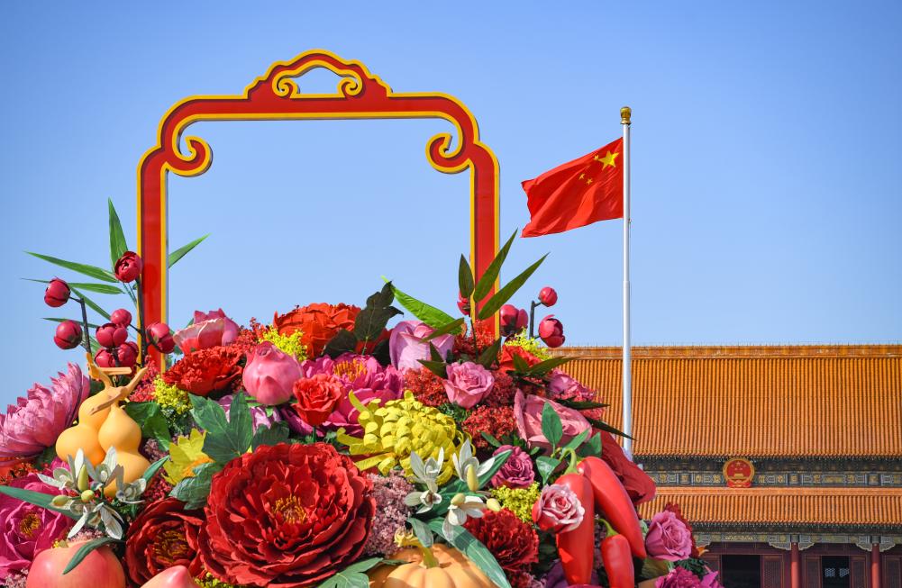 Decoraciones florales adornan Beijing para festividad del Día Nacional