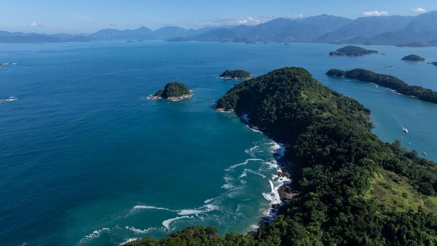 Vista aérea del 1 de junio de 2024 del paisaje costero del Parque Nacional Serra da Bocaina, en el estado de Río de Janeiro, Brasil. (Xinhua/Wang Tiancong)