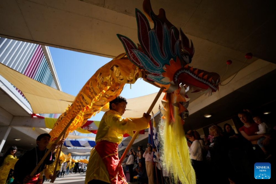 MONTEVIDEO, 28 septiembre, 2024 (Xinhua) -- Imagen del 26 de septiembre de 2024 de estudiantes realizando una presentación de la danza del dragón durante el 20° aniversario de la denominación como República Popular China de una escuela primaria estatal en el barrio Casavalle, en Montevideo, capital de Uruguay. Con coloridas danzas y presentaciones musicales, cientos de ni?os uruguayos celebraron el 20° aniversario de la denominación como República Popular China de una escuela primaria estatal de Montevideo, que tiene el apoyo de la Embajada china. (Xinhua/Nicolás Celaya)