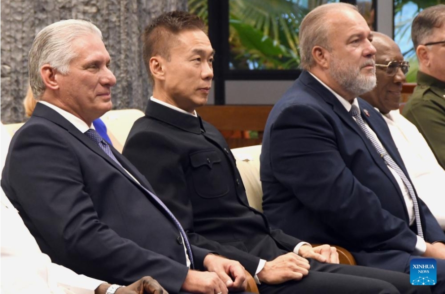 Imagen del 27 de septiembre de 2024 del presidente cubano, Miguel Díaz-Canel (i), el embajador chino en Cuba, Hua Xin (2-i), y el primer ministro cubano, Manuel Marrero (2-d), participando en la celebración por el 75o aniversario de la fundación de la República Popular China en el Palacio de la Revolución, en La Habana, capital de Cuba. A la celebración, transmitida en vivo por la televisión local desde el Palacio de la Revolución (sede del Ejecutivo cubano), asistieron el presidente del país caribe?o, Miguel Díaz-Canel, altos funcionarios del Partido Comunista de Cuba (PCC) y del Gobierno, académicos y representantes de la Embajada de China. (Xinhua/Joaquín Hernández)