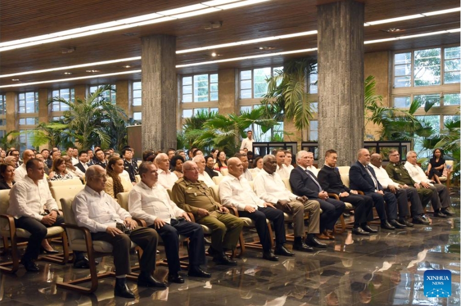 Imagen del 27 de septiembre de 2024 del presidente cubano, Miguel Díaz-Canel (6-i-frente), el embajador chino en Cuba, Hua Xin (5-d-frente), y el primer ministro cubano, Manuel Marrero (4-d-frente), participando en la celebración por el 75o aniversario de la fundación de la República Popular China en el Palacio de la Revolución, en La Habana, capital de Cuba. A la celebración, transmitida en vivo por la televisión local desde el Palacio de la Revolución (sede del Ejecutivo cubano), asistieron el presidente del país caribe?o, Miguel Díaz-Canel, altos funcionarios del Partido Comunista de Cuba (PCC) y del Gobierno, académicos y representantes de la Embajada de China. (Xinhua/Joaquín Hernández)