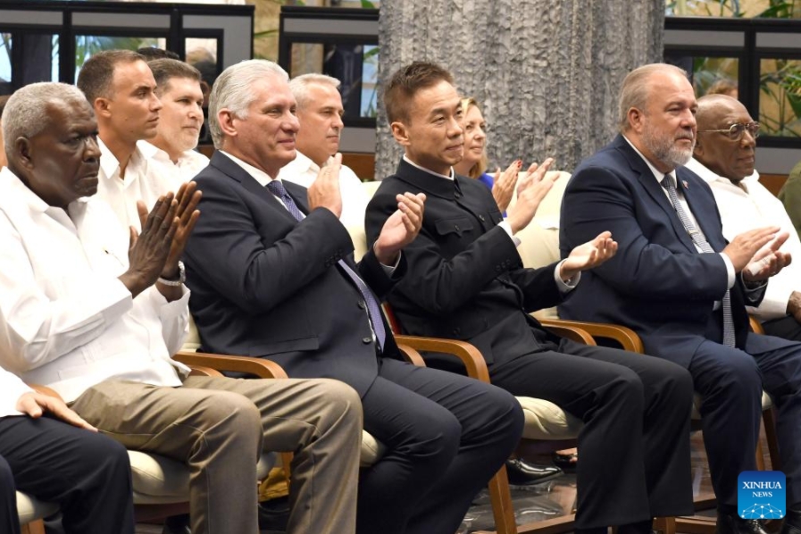 Imagen del 27 de septiembre de 2024 del presidente cubano, Miguel Díaz-Canel (2-i-frente), el embajador chino en Cuba, Hua Xin (c-frente), y el primer ministro cubano, Manuel Marrero (2-d-frente), participando en la celebración por el 75o aniversario de la fundación de la República Popular China en el Palacio de la Revolución, en La Habana, capital de Cuba. A la celebración, transmitida en vivo por la televisión local desde el Palacio de la Revolución (sede del Ejecutivo cubano), asistieron el presidente del país caribe?o, Miguel Díaz-Canel, altos funcionarios del Partido Comunista de Cuba (PCC) y del Gobierno, académicos y representantes de la Embajada de China. (Xinhua/Joaquín Hernández)