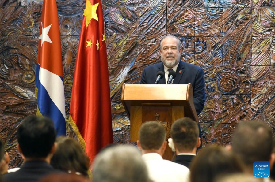 Imagen del 27 de septiembre de 2024 del primer ministro cubano, Manuel Marrero, pronunciando un discurso en la celebración por el 75o aniversario de la fundación de la República Popular China en el Palacio de la Revolución, en La Habana, capital de Cuba. A la celebración, transmitida en vivo por la televisión local desde el Palacio de la Revolución (sede del Ejecutivo cubano), asistieron el presidente del país caribe?o, Miguel Díaz-Canel, altos funcionarios del Partido Comunista de Cuba (PCC) y del Gobierno, académicos y representantes de la Embajada de China. (Xinhua/Joaquín Hernández)