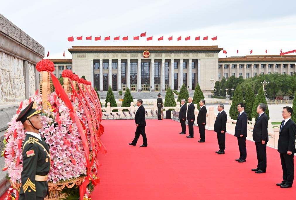 Xi rinde homenaje a los héroes caídos en el Día de los Mártires