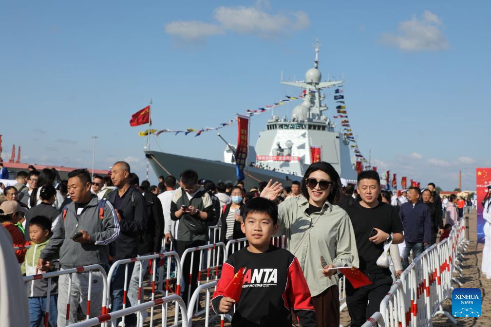 Buques navales de China se abren al público durante vacaciones del Día Nacional