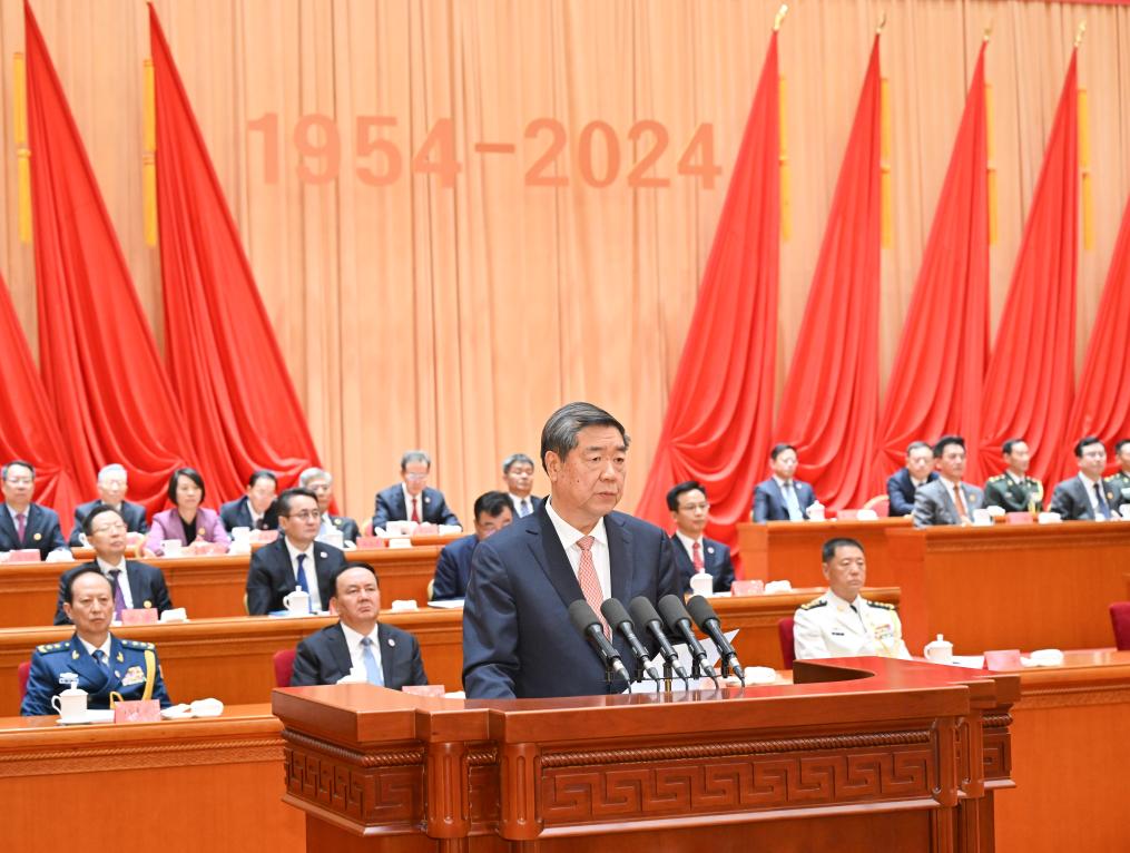 El vice primer ministro chino, He Lifeng, también miembro del Buró Político del Comité Central del Partido Comunista de China (PCCh), pronuncia un discurso en una reunión para celebrar el 70° aniversario de la fundación del Cuerpo de Producción y Construcción de Xinjiang (CPCX), en Urumqi, capital de la región autónoma uygur de Xinjiang, el 7 de octubre de 2024. El vice primer ministro encabezó una delegación central a Xinjiang para la ocasión. Una carta de felicitación enviada por el Comité Central del PCCh, el Consejo de Estado y la Comisión Militar Central fue leída en la reunión. (Xinhua/Li Xiang)