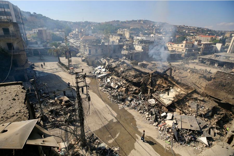 Imagen del 13 de octubre de 2024 de la destrucción causada por los ataques aéreos israelíes, en Nabatieh, Líbano. El Ministerio de Sanidad libanés informó el domingo de que el número de muertos por los ataques aéreos israelíes contra el Líbano, desde el 8 de octubre de 2023, ha alcanzado los 2.306, además de 10.698 heridos. (Xinhua/Ali Hashisho)