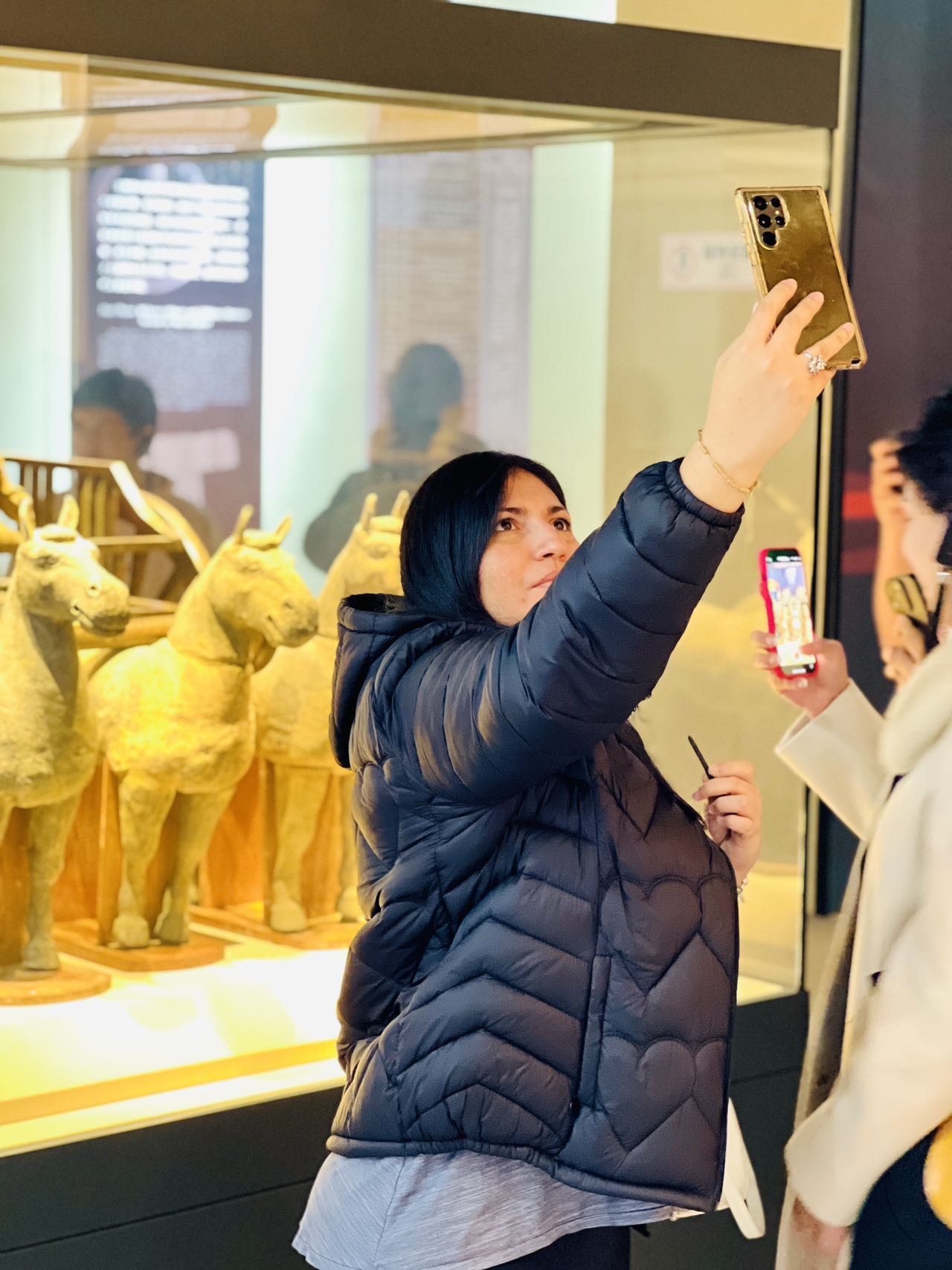 Grupo de periodistas extranjeros visita el área Cultural Han en Xuzhou y experimenta la historia viva de la ciudad