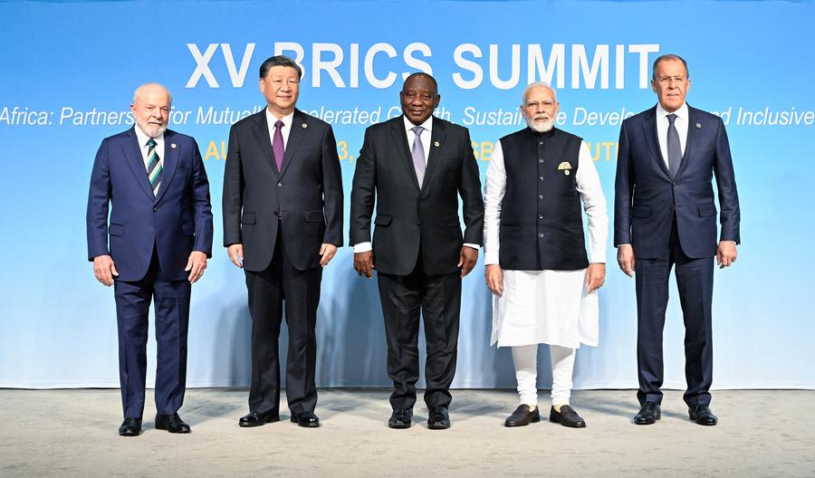 El presidente chino, Xi Jinping, el presidente sudafricano, Cyril Ramaphosa, el presidente brasile?o, Luiz Inácio Lula da Silva, el primer ministro indio, Narendra Modi, y el ministro de Relaciones Exteriores ruso, Sergei Lavrov, posan para una fotografía grupal durante la XV Cumbre del BRICS, en Johannesburgo, Sudáfrica, el 23 de agosto de 2023. (Xinhua/Li Xueren) 