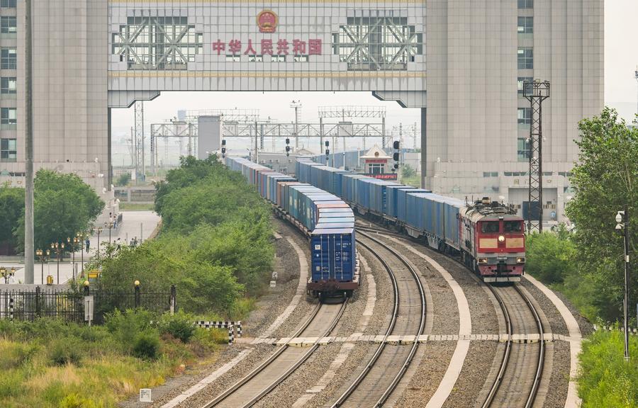 Dos trenes de carga China-Europa circulan por el puerto ferroviario de Manzhouli, en la región autónoma de Mongolia Interior, en el norte de China, el 17 de julio de 2024. (Xinhua/Li He)