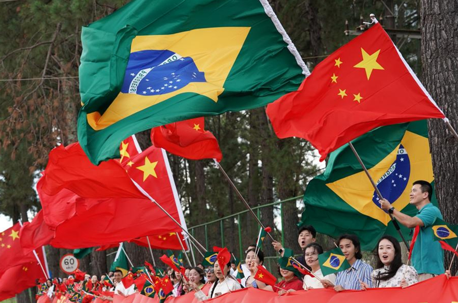 Representantes de chinos de ultramar, empresas locales financiadas por China y estudiantes chinos en Brasil reciben calurosamente al presidente chino, Xi Jinping, al costado del camino mientras la comitiva de Xi se traslada del aeropuerto al hotel, en Brasilia, capital de Brasil, el 19 de noviembre de 2024. (Xinhua/Xu Rui)