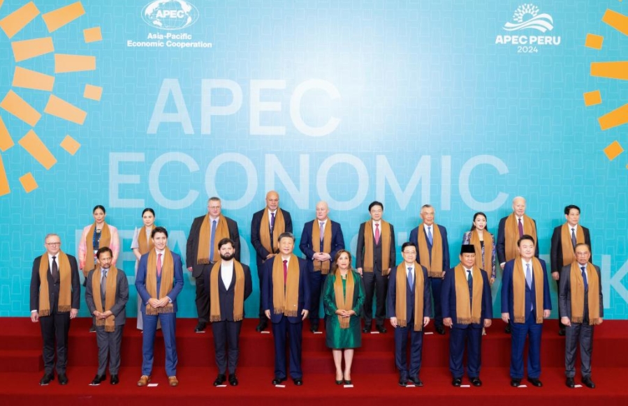 El presidente chino, Xi Jinping, y otros líderes y representantes de las economías miembro de APEC posan para una fotografía grupal, en Lima, Perú, el 16 de noviembre de 2024. (Xinhua/Huang Jingwen)