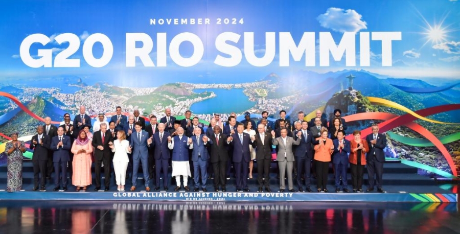 El presidente chino, Xi Jinping, posa para una fotografía grupal con otros líderes participantes después de la sesión de clausura de la 19a Cumbre del G20, en Río de Janeiro, Brasil, el 19 de noviembre de 2024. (Xinhua/Li Tao)