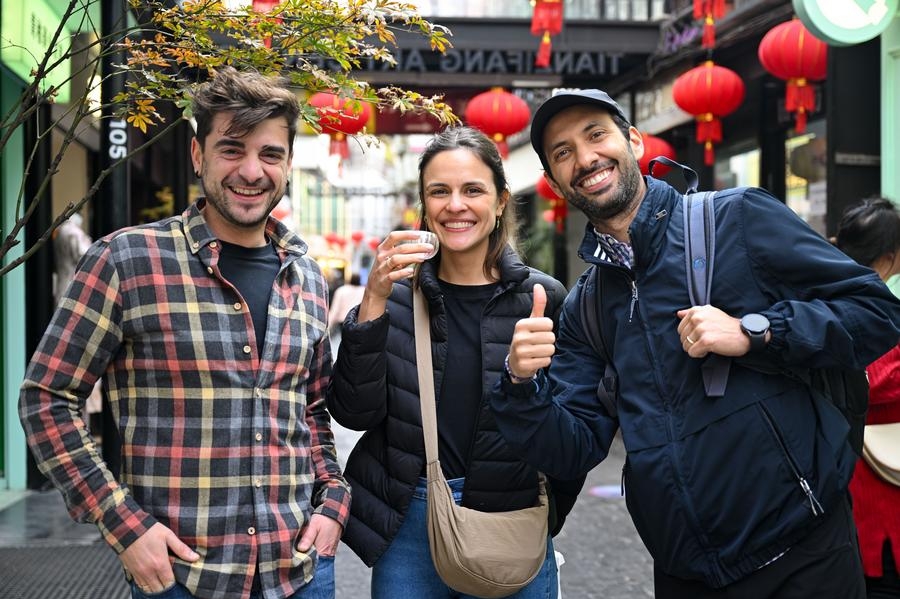 Turistas de Espa?a visitan Tianzifang, una zona de arte en Shanghai, en el este de China, el 3 de diciembre de 2024. (Xinhua/Chen Haoming)