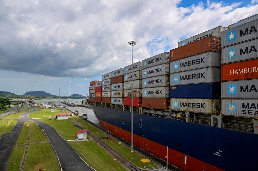 Imagen del 28 de agosto de 2024 de un buque de carga navegando a través de las Esclusas de Miraflores en el Canal de Panamá, cerca de la Ciudad de Panamá, Panamá. (Xinhua/Li Muzi) 