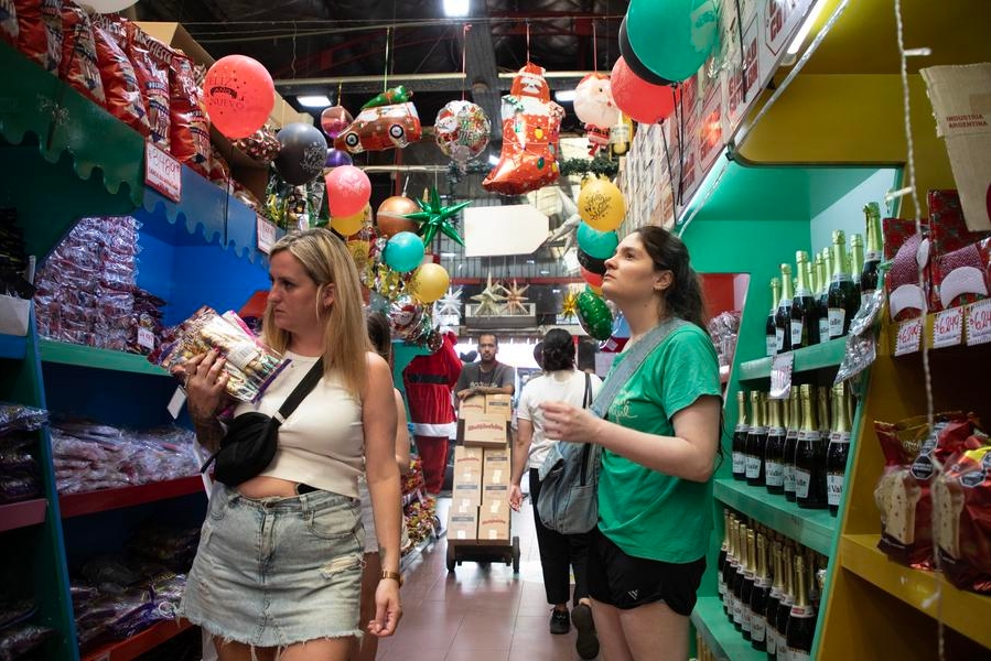 Personas observan artículos de decoración en un local de venta de artículos para fiestas y de productos navide?os, en la ciudad de Buenos Aires, capital de Argentina, el 17 de diciembre de 2024. (Xinhua/Martín Zabala) 