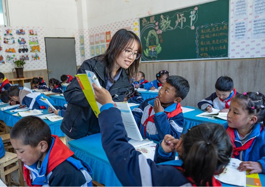 Región china de Xizang reporta número creciente de residentes con educación universitaria